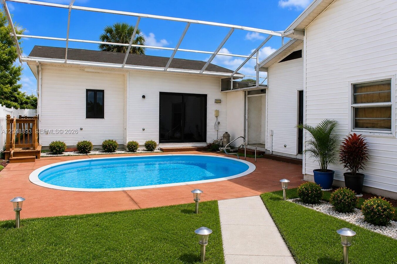 Photo - 111 Poinsettia Cir NE
