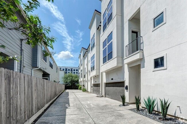 Building Photo - 930 W 22nd St Rental
