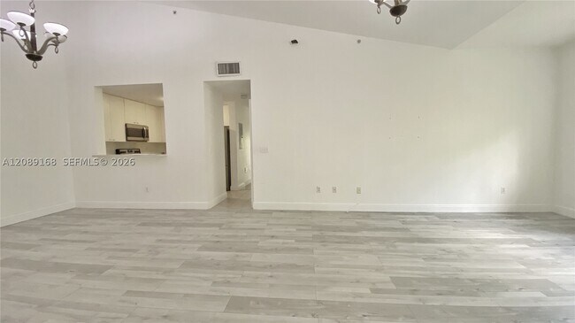 Building Photo - 2941 Riverside Dr Unit 304