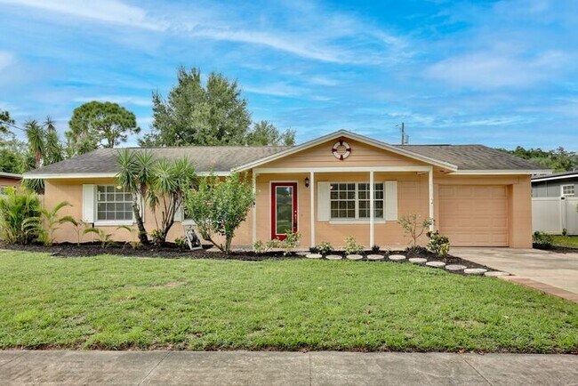 Building Photo - Beautiful 3/2 Spacious Pool Home with a Fe...