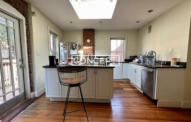 Building Photo - 149 Highland St Unit 2B