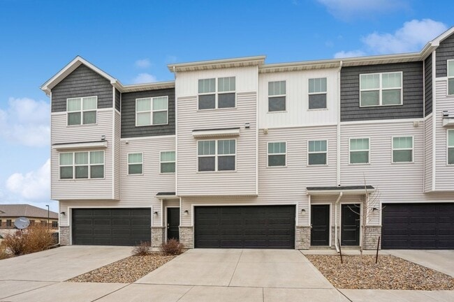 Building Photo - TERRIFIC LOCATION!!  2 Bedroom, 2 Bathroom Townhome in Ankeny