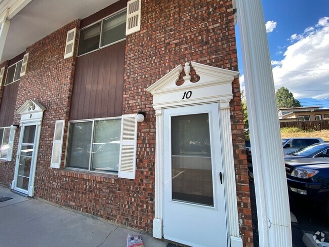 Building Photo - Two Bedroom Town Home on Florida Rd. Unit 10
