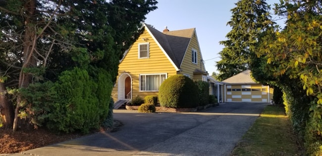 Building Photo - 2339 W Stewart Ave