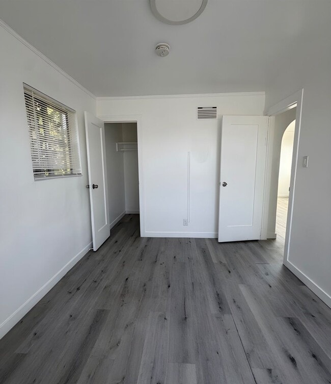 519 W 42nd Pl