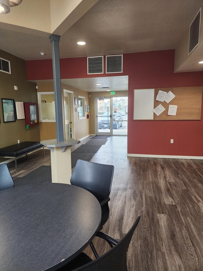 Dentro de la oficina de arrendamiento - Parkside Apartments - Affordable Housing