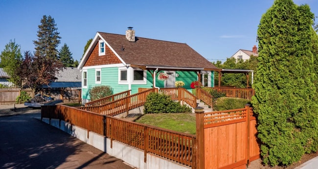 Building Photo - Charming 5-bedroom, 2-bathroom home in Lebanon!