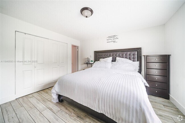 Building Photo - 5400 Lakewood Cir S Unit D Rental