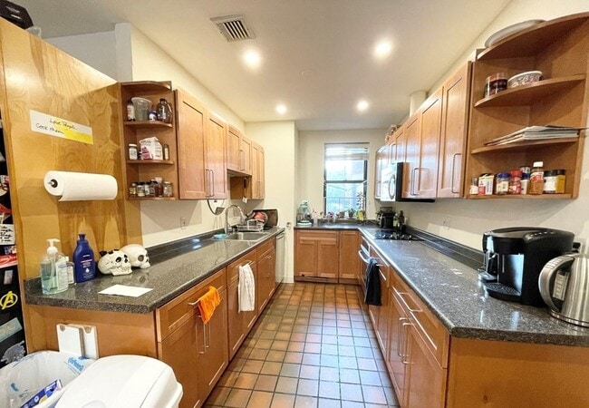 Photo - 96 Gainsborough St Unidad 103W