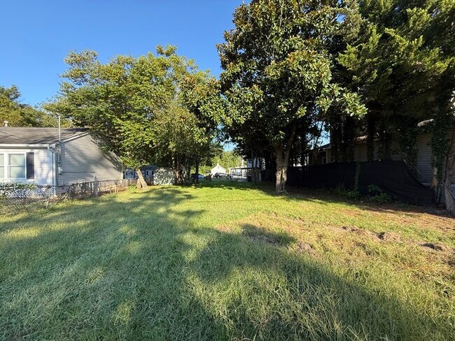 Photo - 1323 N Main St