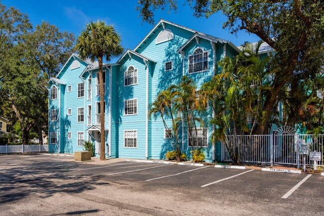 Building Photo - "Charming 2-Bedroom Haven in Heart of Tampa with Modern Comforts – 897 Sq Ft of Cozy Living!" Unit D6