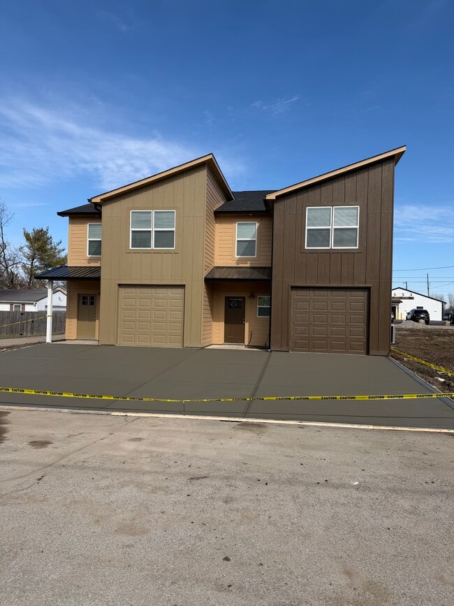 Building Photo - 280 W Elm St Unit A