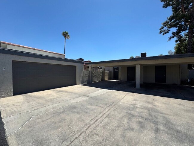 Photo - Bright & Spacious 2 Bedroom Condo with Vaulted Ceilings in Phoenix Unit 10