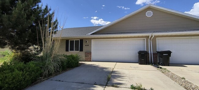 Building Photo - 3 bedroom 2 bath duplex in lamplight by Iron Springs Elementary, 2 car garage!