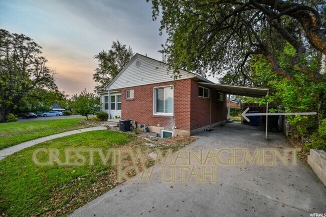 Photo - Martin Triplex Unit 835BASE