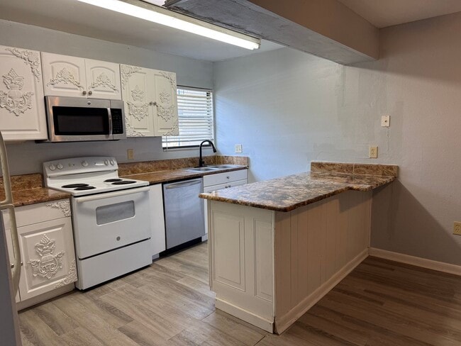 Building Photo - * MOVE IN SPECIAL * 1/2 OFF 2ND MONTH'S RENT!! Spacious 876 SF Unit - 2 bd / 1 ba near UF - Brand...
