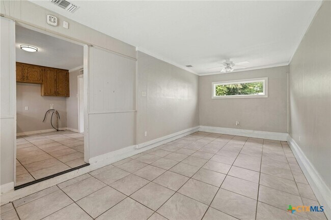 Photo - 810 Crockett Dr