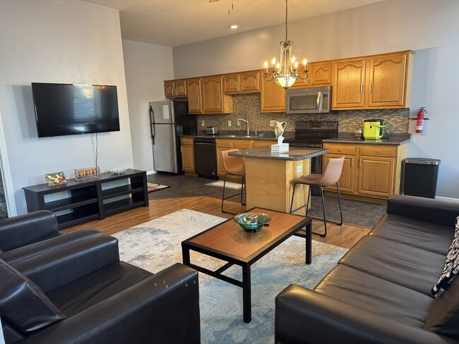 Building Photo - 110 1/2 E 6th St Unit 1