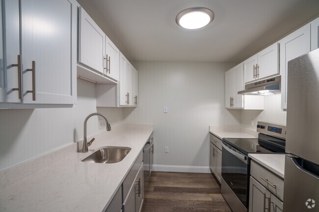 2BR, 2BA - 889SF - Kitchen