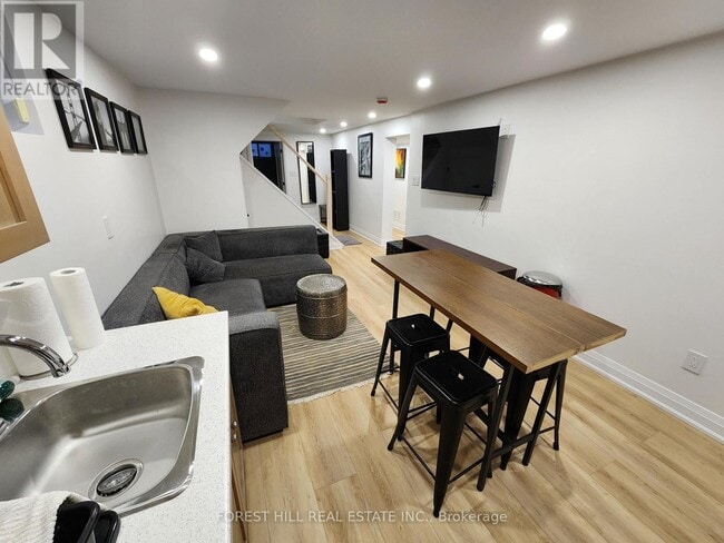 Photo - 118 Charlotte St