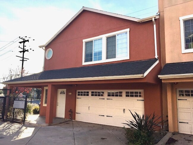 Great 3 bed 2.5 bath Townhouse with 2-car ... - Great 3 bed 2.5 bath Townhouse with 2-car ...