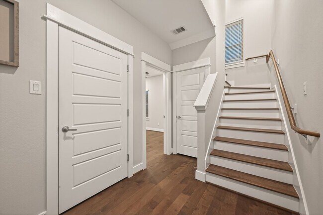 Photo - 2010 St Charles St