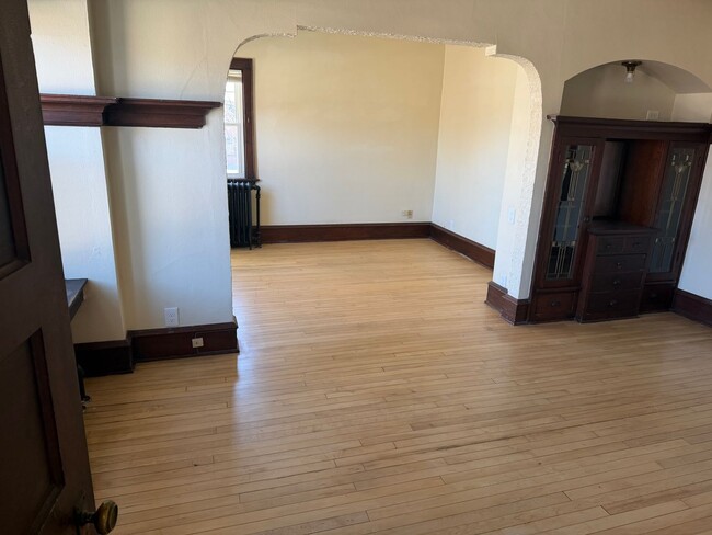 Building Photo - 815 E Locust St Unit 813 E Locust St (Front Upper)