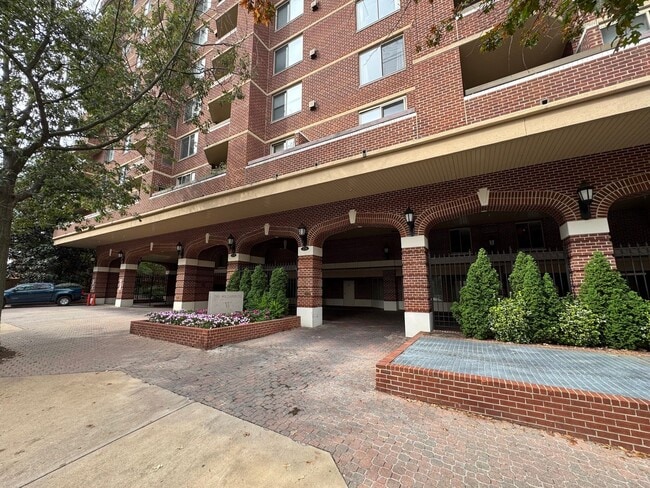 Building Photo - Bright And Spacious 2 Bed 2 Bath Condo In ...