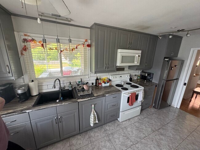 Photo - FOR RENT: 3 Bed 1 Bath Unit 1