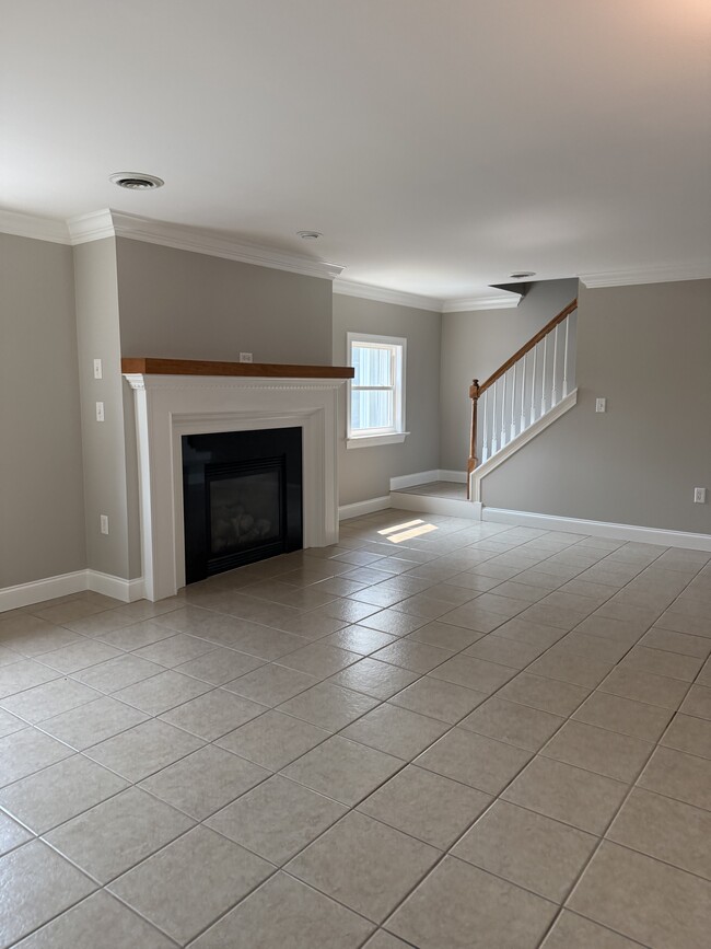 Building Photo - 1720 Grace Ave Unit Apt B