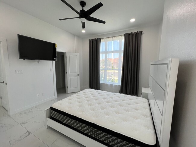 Photo - 154 Oleander Dr