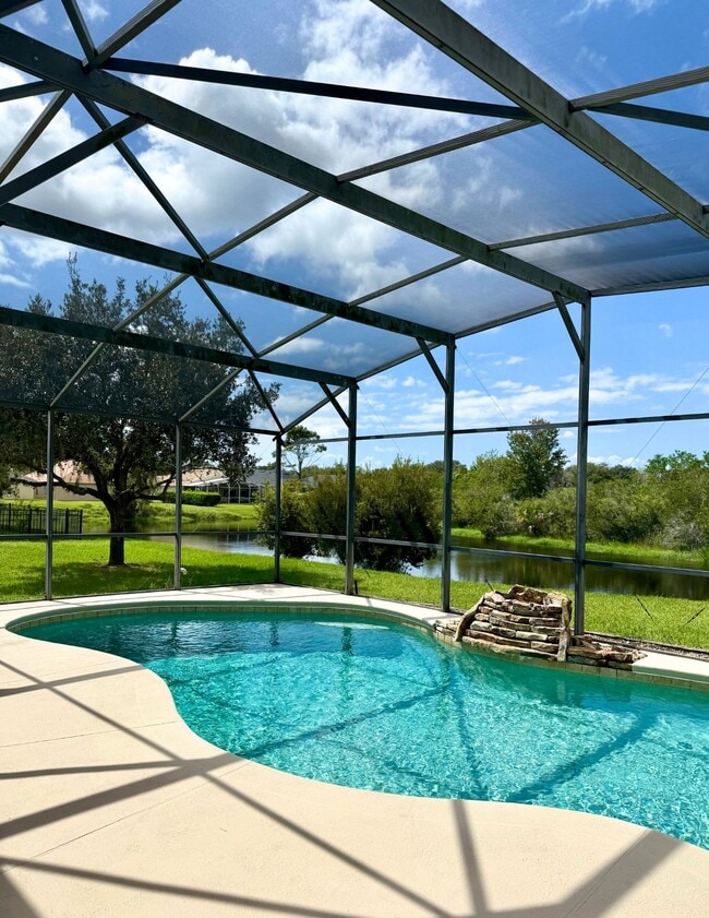 Piscina resplandeciente con vista al estanque - 2414 Siward Ave