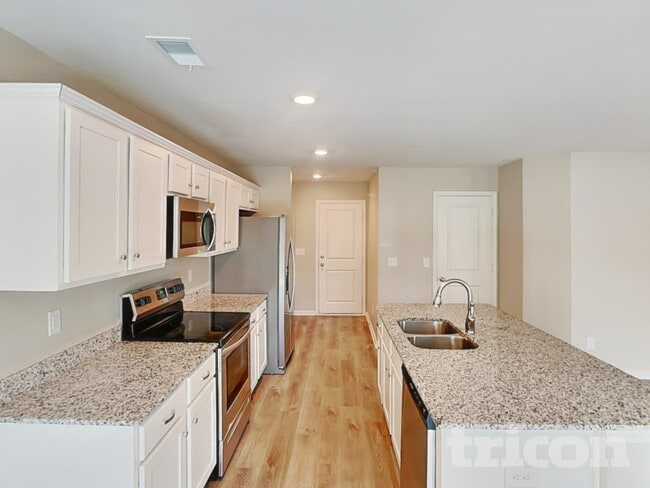 Photo - 725 Vanguard St