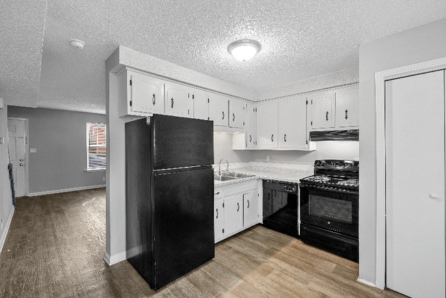 Photo - 815 Golf View Pl