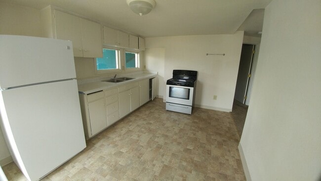 Photo - Adolf-PM-018-0032-527 Unit 527 1/2