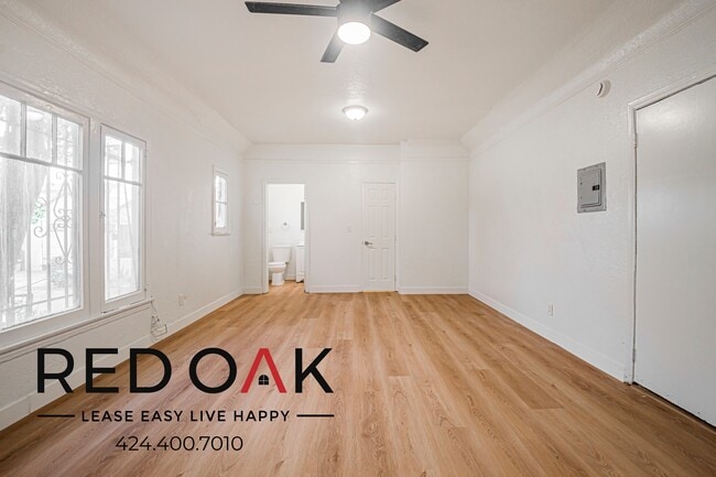 Building Photo - 704 W 54th St