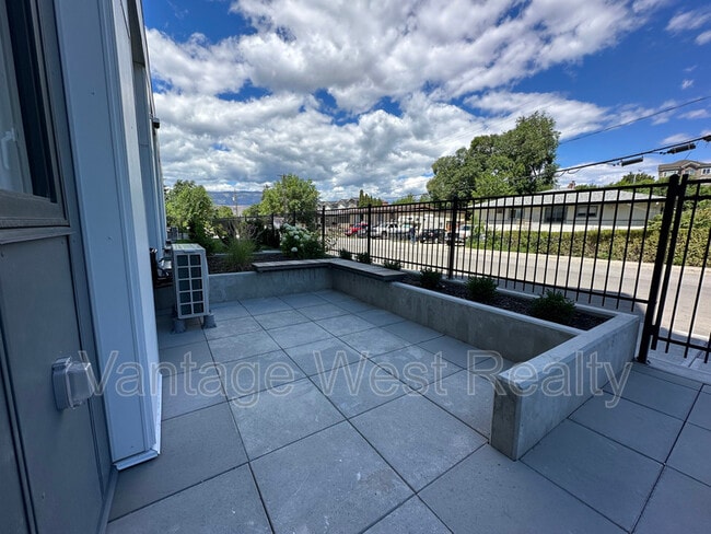 Photo - 1381 Belaire Ave