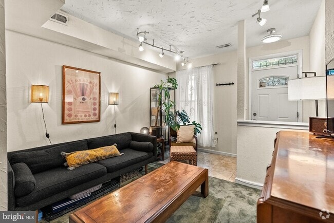 Building Photo - 1537 Marion St NW Rental