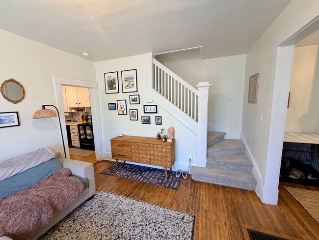 Photo - 211 F St E