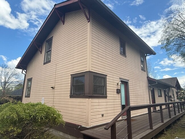 Building Photo - Airy two bedroom apartment in Railroad District | Available Now Unit 123 Seventh St