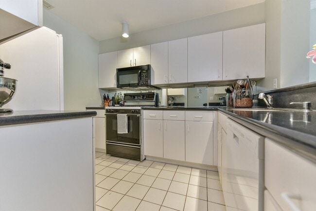 Building Photo - 4 Canal Park Unit 405R Rental