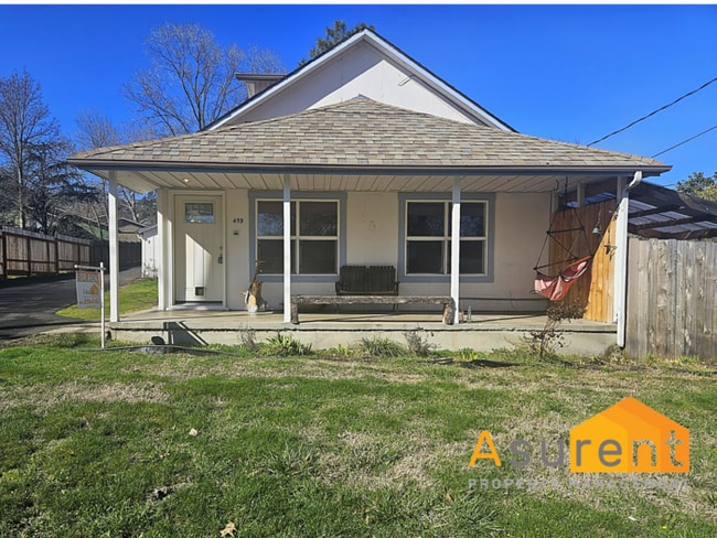 Building Photo - Charming 2-bedroom 1-bathroom home with a bonus room