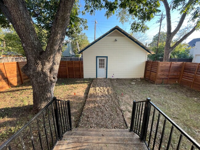 Photo - 812 E 44th St