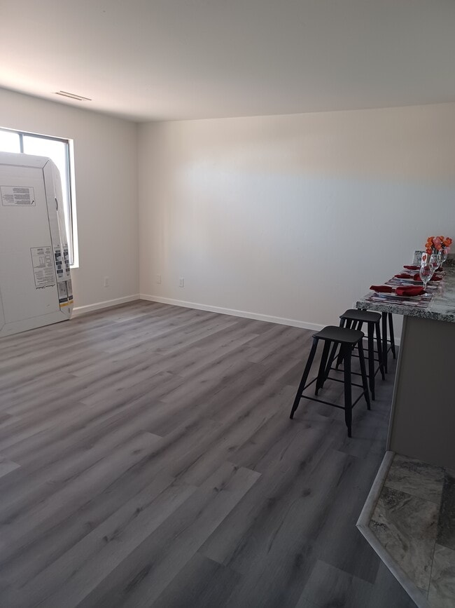 Living room with breakfast bar for four - 8396 E Stevens Dr Unit A