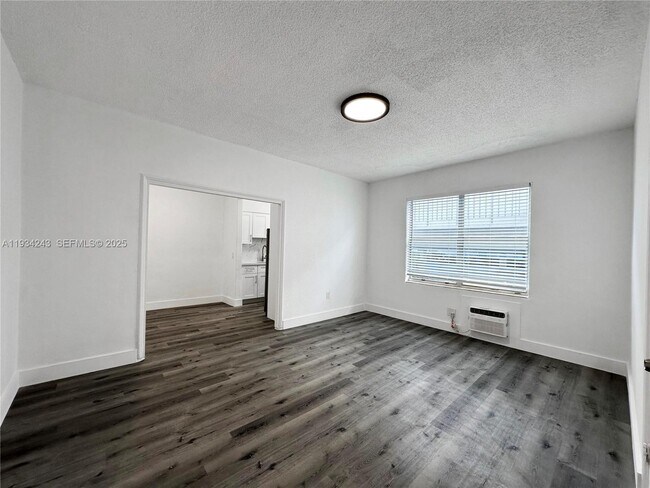 Building Photo - 900 Jefferson Ave Unit 5