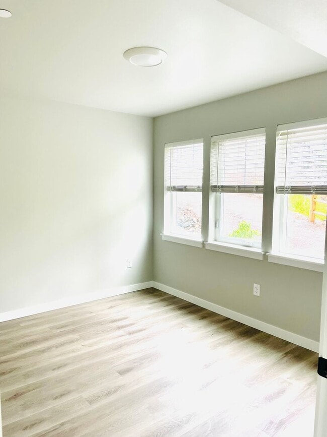 Photo - $500 Off 1st Month's Rent! 3 Bedroom, 1.5 ... Unit 301