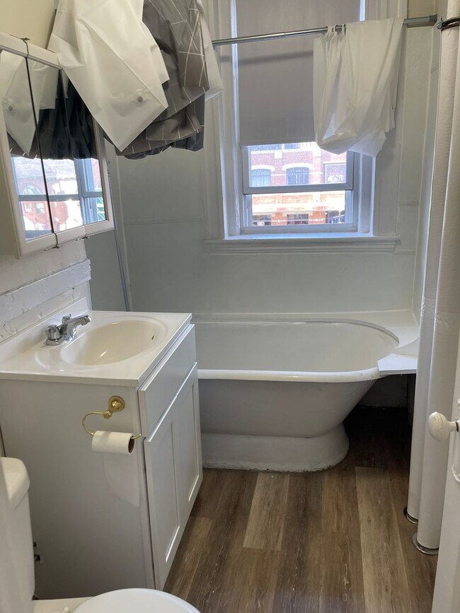 Photo - Modern and spacious STUDIO NO Fee Close ...