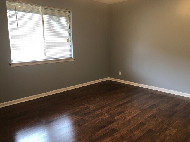 Photo - 3340 Pinewood Ave Unidad C