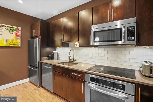 Building Photo - 5201 Wisconsin Ave NW Unit 105 Rental