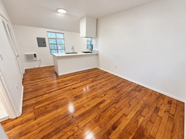 1221 N Sweetzer Ave Unit 1/2
